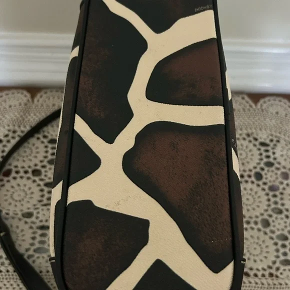 👜 Dooney & Bourke Giraffe Print Crossbody Bag – Rare Animal Print Design - Picture 2 of 6
